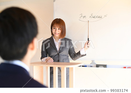 身穿西裝的女性研討會講師發表演講 99383174