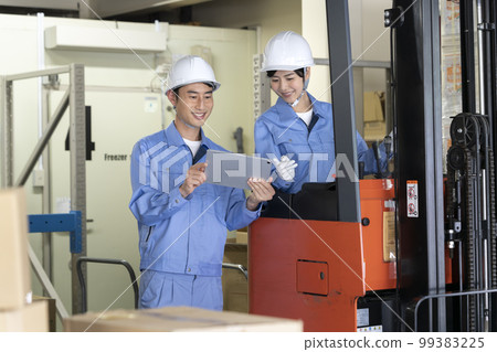Warehouse worker having a meeting 99383225