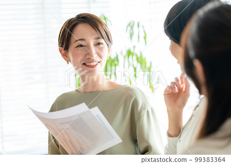 Business woman meeting Business woman meeting 99383364
