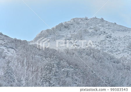 Winter scenery of Miune, one of Shikoku's 100 famous mountains in Japan's 200 famous mountains in Shikoku 99383543