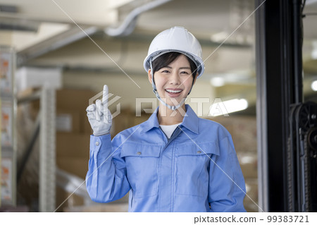 倉庫管理人員形象 一個穿著工作服的女人微笑著看著鏡頭 99383721