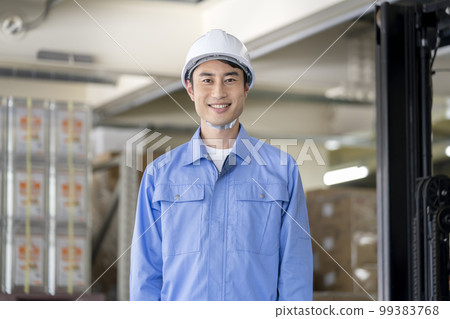 倉庫管理人員形象 一名 30 多歲的男子看著鏡頭微笑 99383768