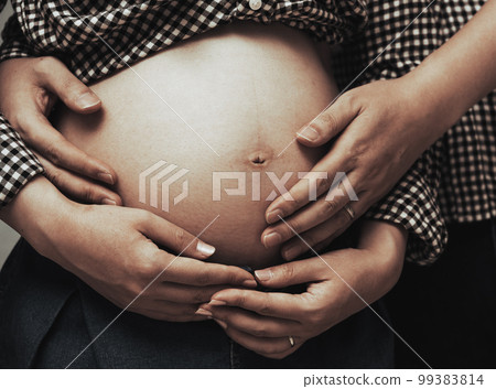 Pregnant woman 99383814