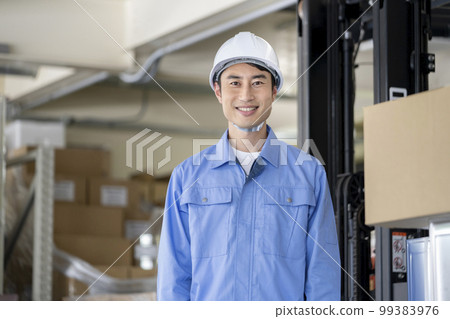 Warehouse management staff image A man in his 30s looking at the camera and smiling 99383976