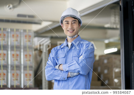 倉庫管理人員形象 一名 30 多歲的男子看著鏡頭微笑 99384087