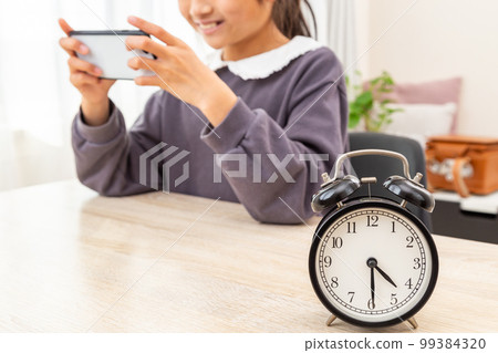 孩子智能手機使用時間的圖片 孩子智能手機使用時間的圖片 99384320
