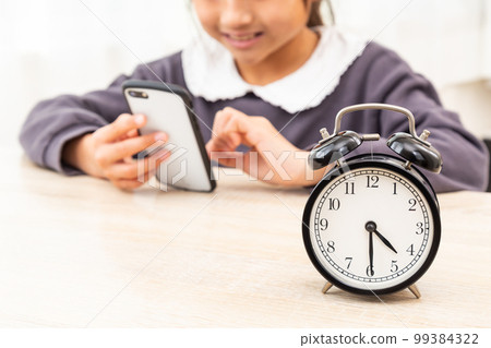 Image of child's smartphone usage time Image of child's smartphone usage time 99384322
