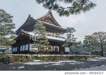 白雪皚皚的京都建仁寺八戶雪景 99384327