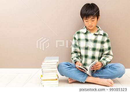 一個讀書的男孩 99385323