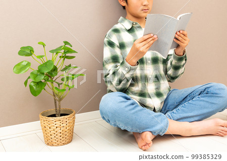 一個讀書的男孩 99385329
