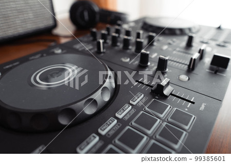 dj controller,DJ Spinning, Mixing, and Scratching in house 99385601