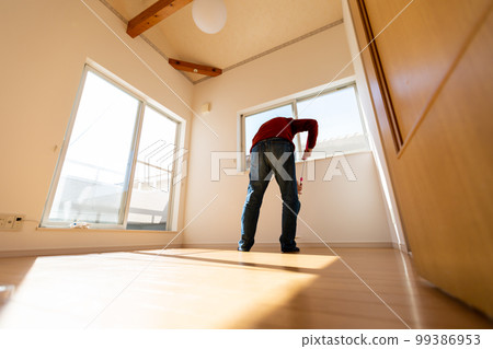 man waxing a room man waxing a room 99386953