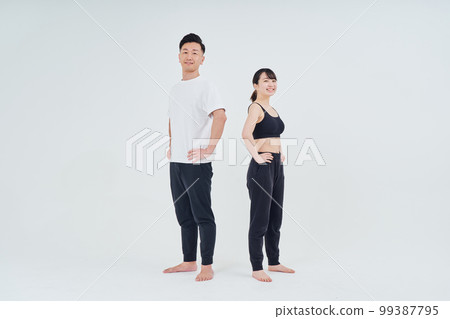 men and women in sportswear 99387795