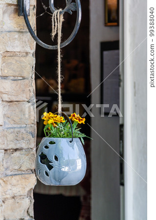Pendant pots with flowers and greens 99388040