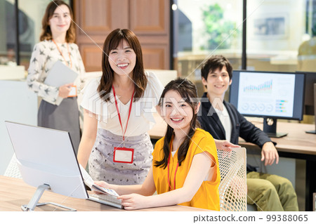 Business person working in the office Photography cooperation: WEEK Shibadaimon (Sun Frontier Fudousan) 99388065