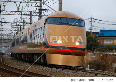 Traveling along the Nikko Road...Take the Tobu Limited Express "Spacia" to Nikko and Kinugawa on the luxury limited express 99388066