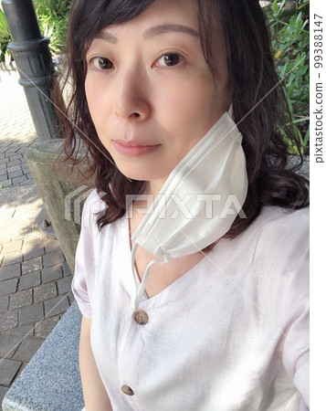 A woman who took off her mask Kasabi 99388147