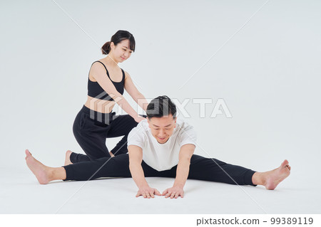 做伸展運動的男人和女人 做伸展運動的男人和女人 99389119