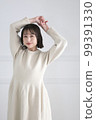 伸展和微笑的女人 99391330