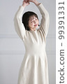 伸展和微笑的女人 99391331