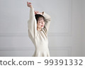 伸展和微笑的女人 99391332