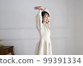 伸展和微笑的女人 99391334