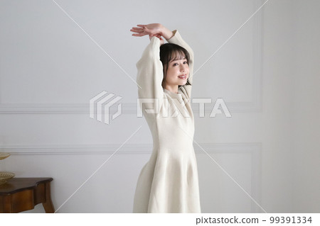 伸展和微笑的女人 99391334
