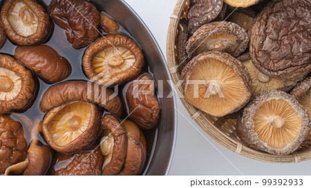 Dried shiitake mushrooms and rehydrated shiitake mushrooms 99392933