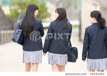 一個穿制服上學的高中女生的背影 99393860