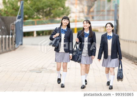 穿制服去上學的高中女生 99393865