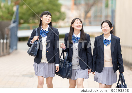 穿制服去上學的高中女生 99393868