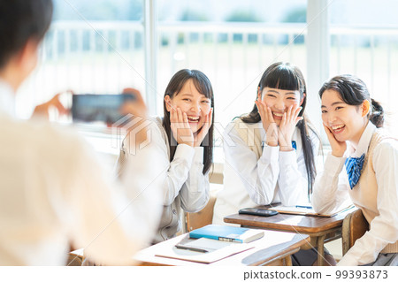 高中女生在教室裡用智能手機拍照 高中女生在教室裡用智能手機拍照 99393873