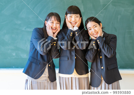 站在黑板前的穿著制服的女高中生 99393880