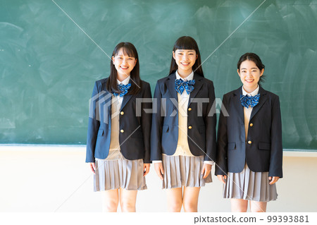 站在黑板前的穿著制服的女高中生 99393881