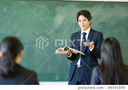 男老師在教室裡教書 99393899