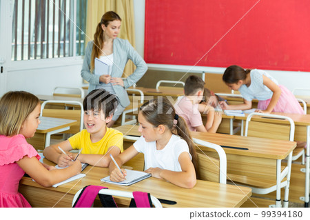 Kids doing group tasks 99394180