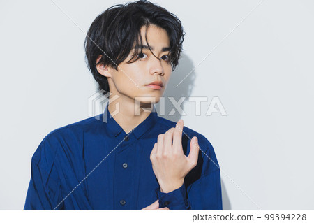 一個穿海軍襯衫的男人 99394228