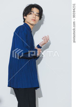 一個穿海軍襯衫的男人 一個穿海軍襯衫的男人 99394231