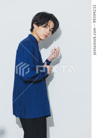 一個穿海軍襯衫的男人 一個穿海軍襯衫的男人 99394232