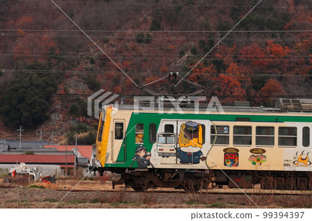 冬季穿過乾草的上信電鐵 500 型(舊西武 101 系列)列車_拍攝於 2022 年 12 月 17 日 冬季穿過乾草的上信電鐵 500 型(舊西武 101 系列)列車_拍攝於 2022 年 12 月 17 日 99394397