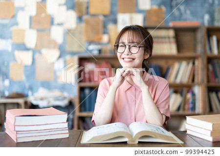一名年輕女子讀 99394425