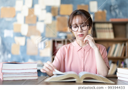 A young woman reading 99394433