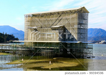 帶有腳手架的 Otorii 用於保存和修復工作......宮島，Aki 的嚴島神社 99394596