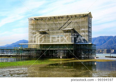 帶有腳手架的 Otorii 用於保存和修復工作......宮島，Aki 的嚴島神社 99394597