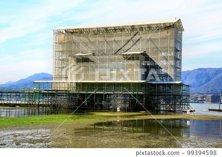 帶有腳手架的 Otorii 用於保存和修復工作......宮島，Aki 的嚴島神社 99394598