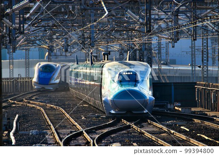 At Tohoku Shinkansen E5 Series Omiya Station, which runs fast on the run-up section heading to the land 99394800