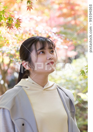 Autumn leaves female portrait Autumn leaves female portrait 99394868