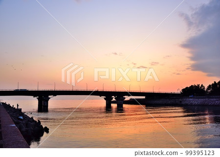 夕陽染紅的千葉市花見川和美浜大橋 99395123