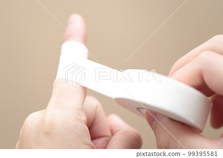 男人用手指敲打 99395581