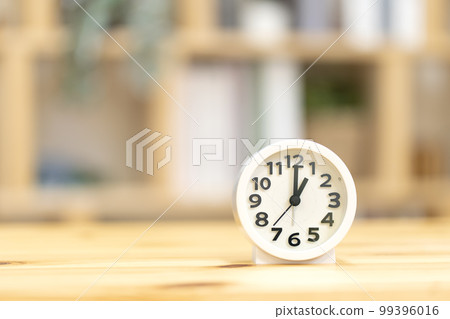 Clock time 1 o'clock 13 o'clock 1:00 13:00 99396016